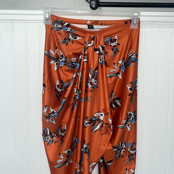 Orange Floral Skirt. SHEIN. Size XS. Size 2. - Picture 3 of 3